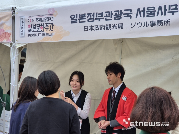 별도로 마련한 체험 부스에서 한국관광고 관광일본어통역과 학생들이 통역 봉사활동하며 체험객들의 문화 체험을 도왔다.