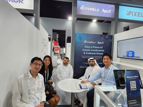 GITEX DUBAI 2024에서 펀블 부스를 방문한 칼리드 발루시 UAE 대통령실 비서관과 펀블 조찬식 펀블 대표. (사진=펀블)