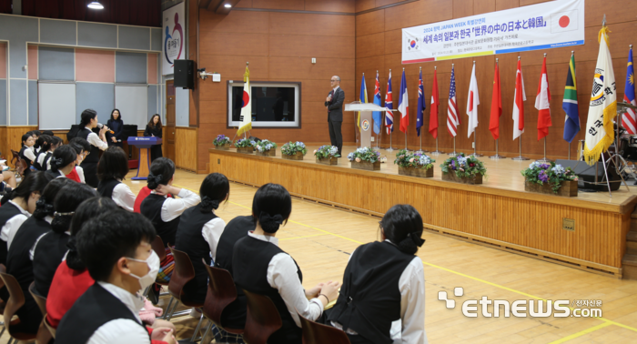 한국관광고등학 '재팬 위크' 강연자로 나선 가와세 가즈히로 주한일본대사관 공보문화원장의 강연 후 학생들과 질의응답하는 모습.