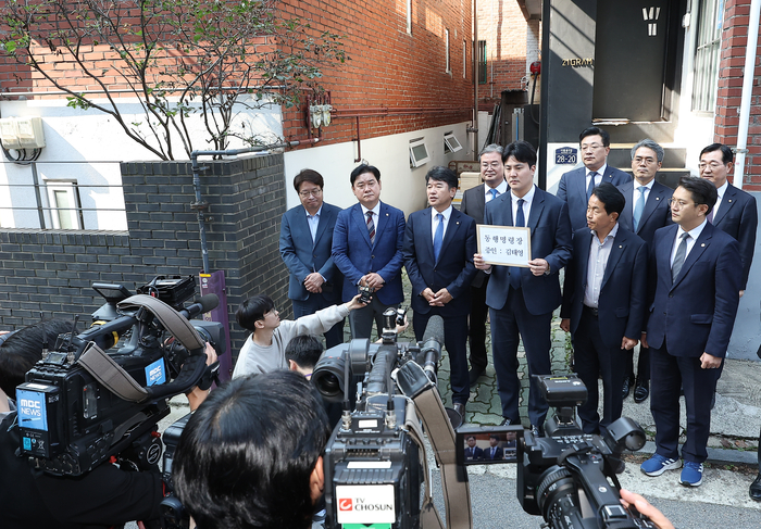 국회 국토교통위원회 소속 야당 위원들이 24일 오후 서울 성동구 21그램 사무실 앞에서 대통령 관저 불법증축 및 구조공사와 관련한 국정감사 증인인 김태영 대표에 대한 동행명령장 집행에 참석해 있다.