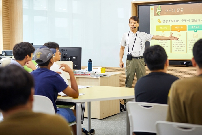 지난 8월 KB스타 경제교실에서 KB금융공익재단 전문강사가 학생들을 대상으로 경제교육 강의를 진행하고 있다. 사진제공=KB증권