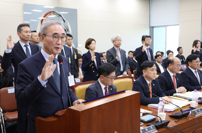 김영섭 KT 대표가 25일 국회에서 열린 과학기술정보통신위원회 국정감사에서 증인 선서를 하고 있다.