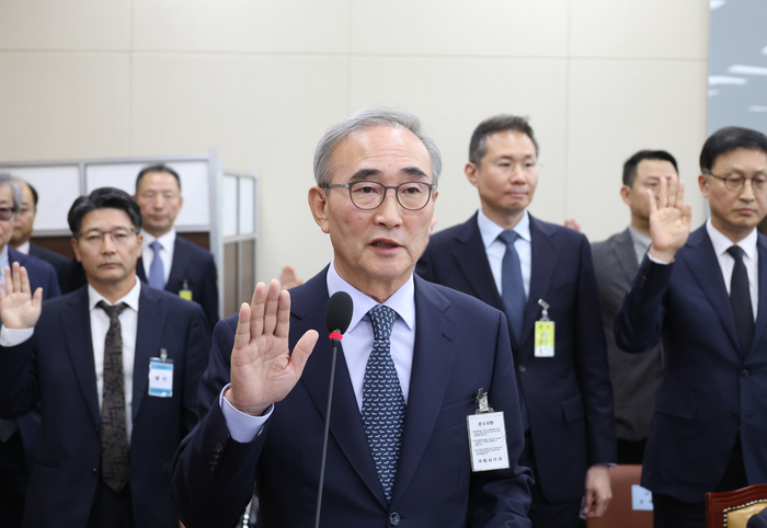 김영섭 KT 대표가 25일 국회에서 열린 과학기술정보통신위원회 국정감사에서 증인 선서를 하고 있다.