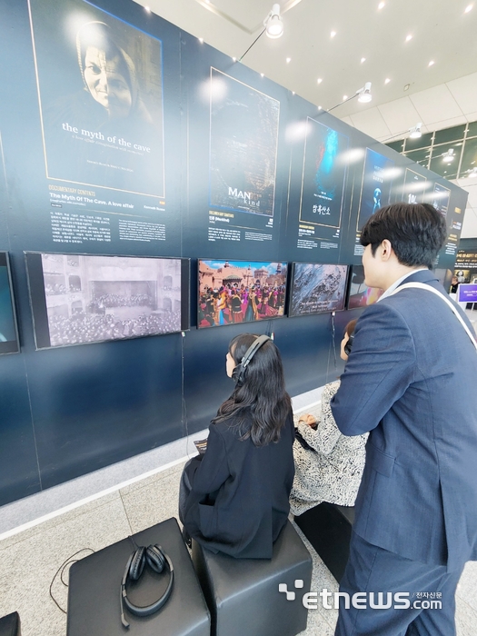 경기 고양시 킨텍스 제2전시장에서 열린 '제1회 대한민국 AI국제영화제'를 찾은 관람객들이 분야별 수상작을 관람했다. 김동성 기자