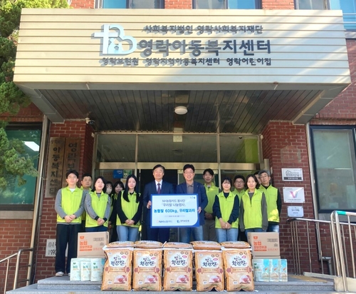 25일 서울 용산구 역락보린원에서 금동명 NH농협카드 사장(앞줄 왼쪽 네번째)와 김병삼 영락보린원 원장(앞줄 왼쪽 다섯번째)가 기념촬영을 하고 있다.(사진=NH농협카드)