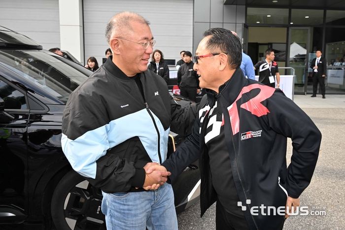 악수하는 정의석 회장과 토요타 회장