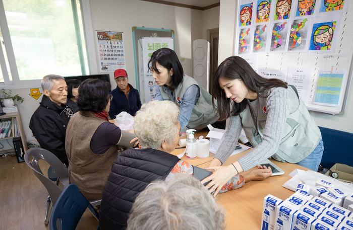 대한항공 의료진이 의료 지원 봉사활동을 하고 있는 모습.