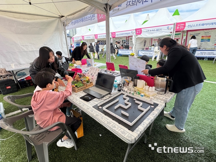 전남정보문화산업진흥원은 24~26일 사흘간 한국에너지공과대학교에서 '전남 소프트웨어(SW)미래채움 페스티벌'을 성황리에 개최했다.