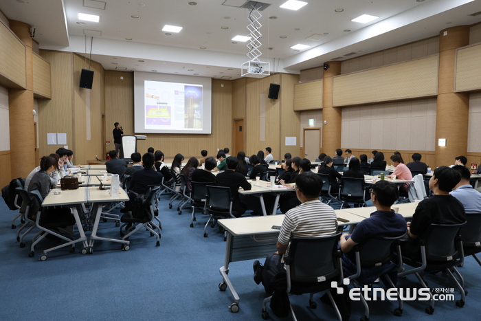 국립광주과학관은 지난 24일 국립광주과학관 별빛누리관에서 광주창의융합교육원, 전라남도창의융합교육원, 전북특별자치도교육청과학교육원 등 교육청 및 호남권과학관, 한국과학관협회, 전시품 개발업체 관계자 60여명이 참석한 가운데 제5차 전시기획 아카데미 강연회를 성황리에 개최했다.