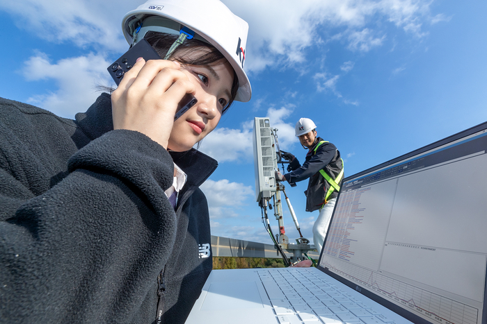 KT 직원이 서울 서초구 KT연구개발센터에서 VoNR의 성능을 확인하고 있다.
