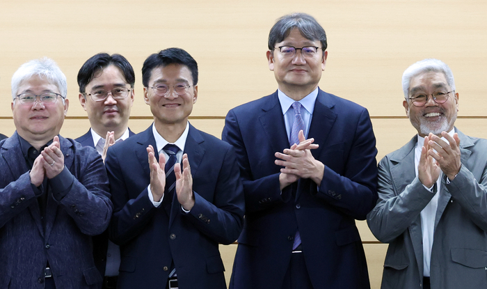 권기섭 경제사회노동위원회 위원장이 28일 서울 종로구 경사노위에서 교원근로시간면제심의위원회 위원들과 기념촬영을 하고 있다. 앞줄 왼쪽부터 윤종혁 교원근면위 위원장, 김용서 위원장, 권기섭 위원장, 이장원 교사노조 사무총장. 연합뉴스.