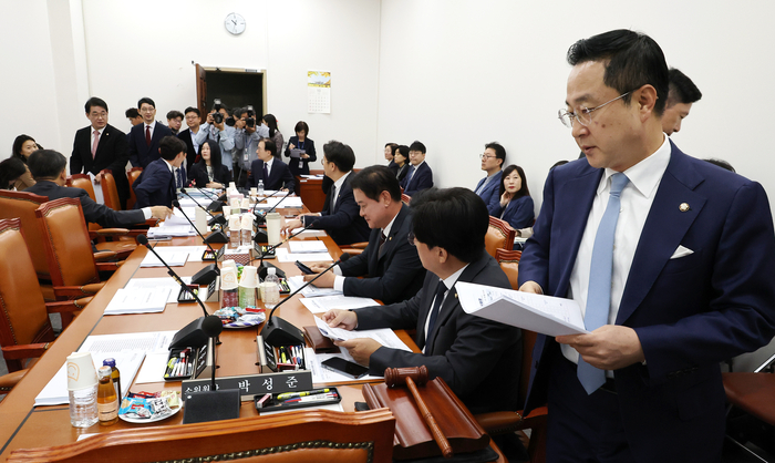 28일 오전 열린 국회 운영위원회의 국회운영개선소위원회에서 더불어민주당 박성준 소위원장(오른쪽)이 회의실로 들어서고 있다. 연합뉴스