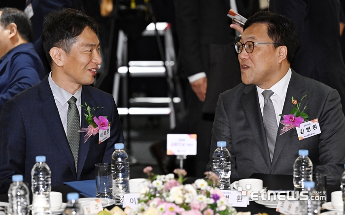 제9회 금융의 날 기념식이 29일 서울 여의도 FKI타워에서 열렸다. 이복현 금융감독원장(왼쪽)과 김병환 금융위원장이 대화하고 있다.
이동근기자 foto@etnews.com 2024.10.29