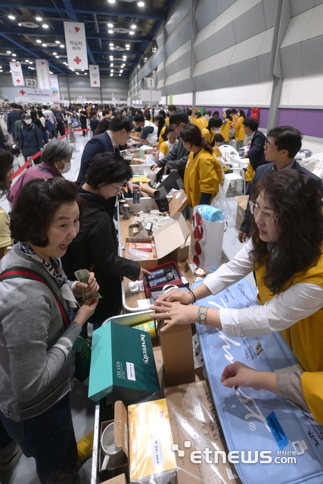 기증품 살펴보는 적십자 바자 참가자