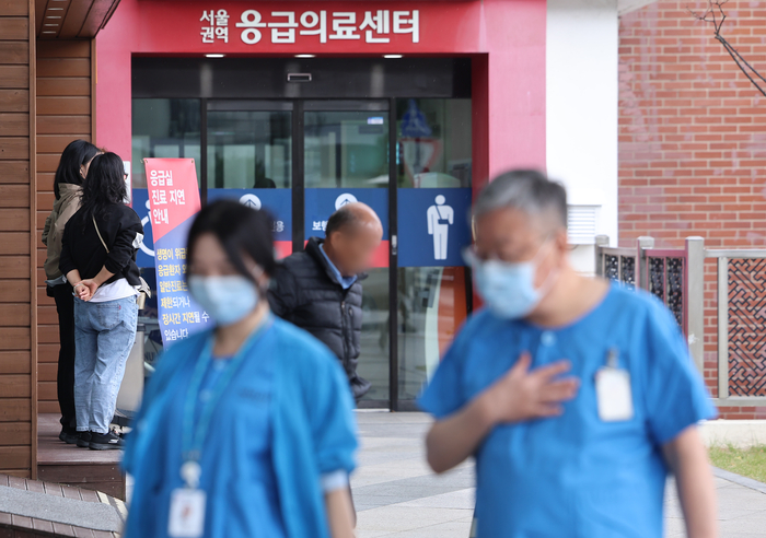 지난 29일 오전 서울 시내 한 대학병원에서 의료관계자들이 응급의료센터 앞을 지나고 있다. [연합뉴스]