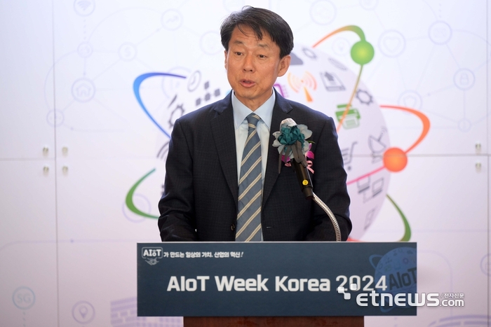 과학기술정보통신부 주최 '2024 AIoT 국제전시회'가 30일 서울 강남구 코엑스에서 사흘 일정으로 열렸다. 김경덕 한국지능형사물인터넷협회장이 인사말을 하고 있다. 김민수기자 mskim@etnews.com