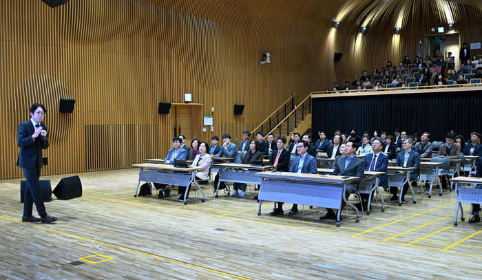 오세훈 서울시장이 30일 오전 서울시청 다목적홀에서 열린 '제84회 미래서울 아침특강'에서 공경철 한국과학기술원(KAIST) 교수의 '사람과 함께 걷는 로봇 기술, 웨어러블 로봇' 강의를 듣고 있다.