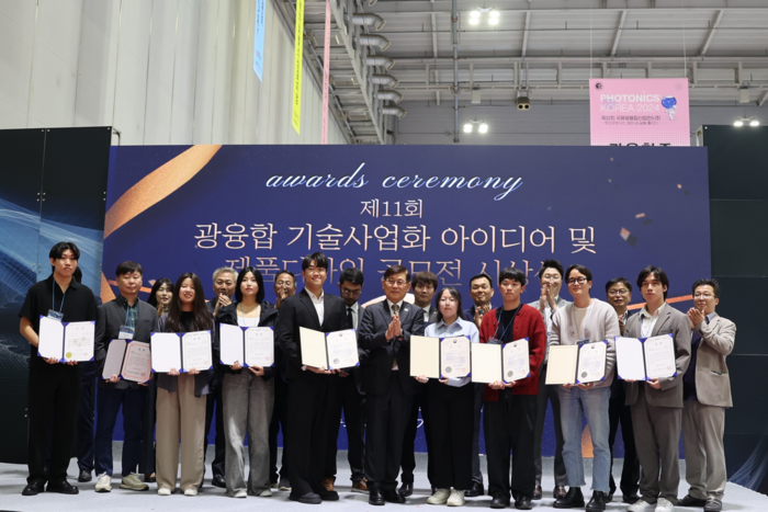 신용진 한국광기술원 원장과 제11회 광융합 기술사업화 아이디어 및 제품디자인 공모전 수상자들 단체 사진.