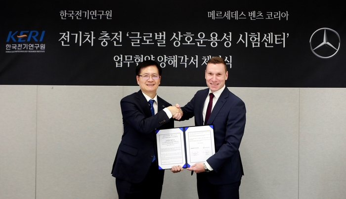 김남균 한국전기연구원 원장(왼쪽)과 마티아스 바이틀 메르세데스-벤츠코리아 대표