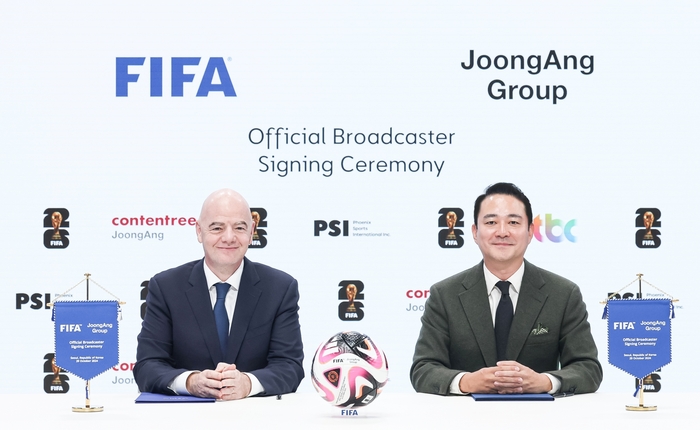 (왼쪽부터)잔니 인판티노 FIFA 회장, 홍정도 중앙그룹 부회장