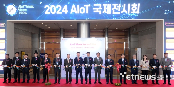 과학기술정보통신부 주최 '2024 AIoT 국제전시회'가 30일 서울 강남구 코엑스에서 사흘 일정으로 열렸다. 개막식에 참석한 주요 인사들이 기념촬영을 하고 있다. (왼쪽 다섯번째부터) 신희동 한국전자기술연구원장, 손승현 한국정보통신기술협회장, 권영걸 대통령직속국가건축정책위원회 위원장, 류제명 과학기술정보통신부 실장, 김경덕 한국지능형사물인터넷협회장, 강병준 전자신문 대표. 김민수기자 mskim@etnews.com