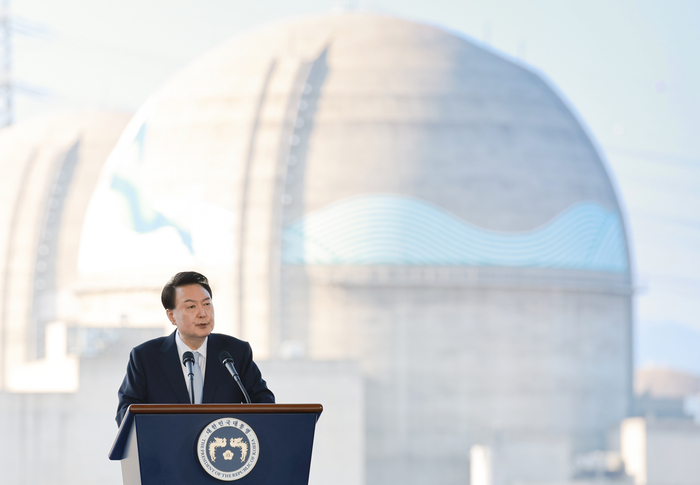 윤석열 대통령이 30일 경북 울진군 한국수력원자력 한울원자력본부에서 열린 '신한울 원전 1·2호기 종합준공 및 3·4호기 착공식'에 참석해 축사하고 있다. 연합뉴스