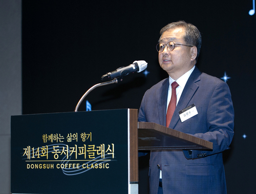 지난 30일 대전예술의전당 아트홀에서 열린 '제14회 동서커피클래식' 공연에 앞서 김광수 동서식품 사장이 인사말을 하고 있다. [자료:동서식품]