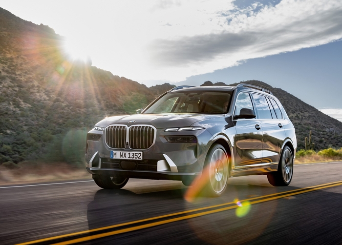 BMW X7.