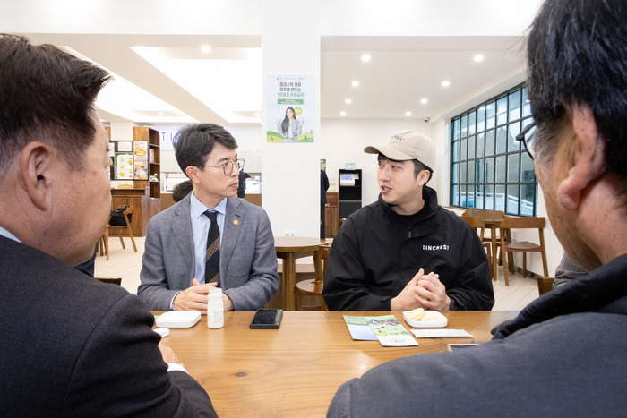 김완섭 환경부 장관이 1일 일회용컵 보증금제 자발적 참여중인 제주시 소재 아침미소목장을 방문했다. 사진 출처 : 환경부