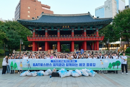 송영재 BAT로스만스 대표(가운데)와 임직원들이 길거리에 무단투기 된 쓰레기를 수거한 후 기념 사진을 촬영하고 있다. [자료:BAT로스만스]