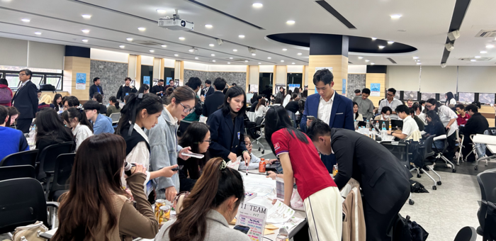 30일 동명대에서 열린 '제10회 국제 학생창업 컨퍼런스'에서 국내외 대학생들이 연합팀을 구성해 글로벌 창업 아이템을 도출하고 있다.(동명대 제공)