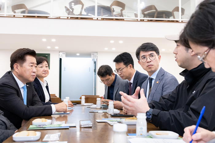 김완섭 환경부 장관이 1일 오영훈 제주지사와 함께 일회용컵 보증금제 자발적 참여중인 제주시 소재 아침미소목장을 방문했다. 사진 출처 : 환경부