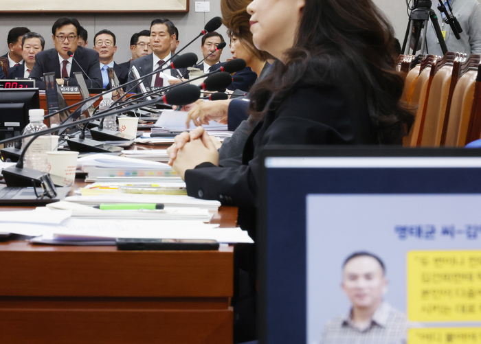 1일 국회에서 열린 운영위원회의 대통령비서실과 국가안보실, 대통령 경호처 대상 국정감사에서 정진석 비서실장이 의원 질의에 답하고 있다. 연합뉴스