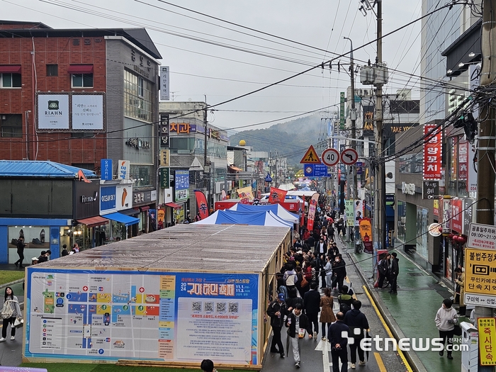 2024 구미라면축제서 행사 부스들이 길게 늘어서 있다. 〈사진=강성전기자〉