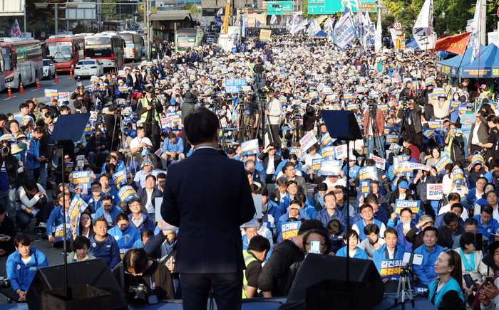 이재명 더불어민주당 대표가 2일 서울 중구 서울역 일대에서 열린 김건희 윤석열 국정농단 규탄·특검 촉구 국민행동의날 집회에서 발언하고 있다. 연합뉴스