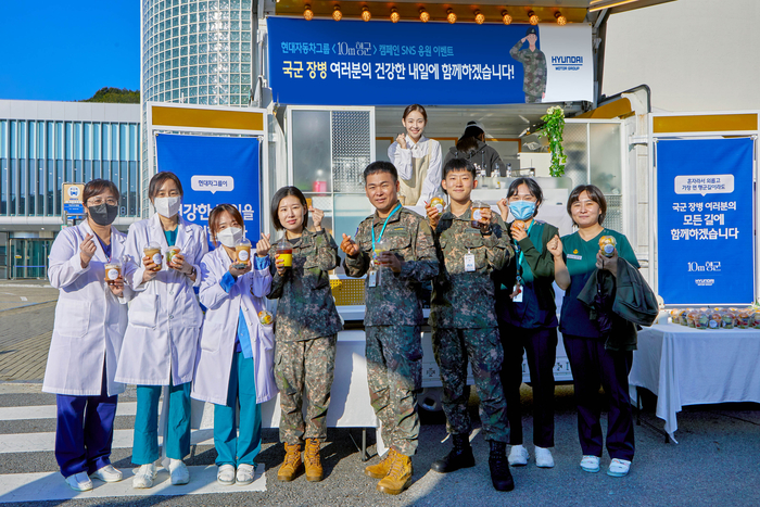 지난달 24일 국군수도병원에서 진행한 부상 군인과 의료진을 위한 간식차 전달 모습