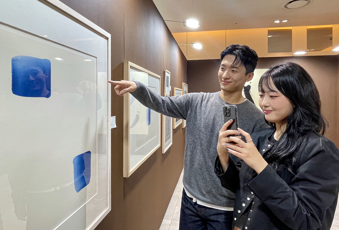 서울시 양천구 현대백화점 목동점 지하 1층 '더 컬렉션 아트 페어' 전시장에서 고객들이 작품을 관람하고 있다. [자료:현대백화점]