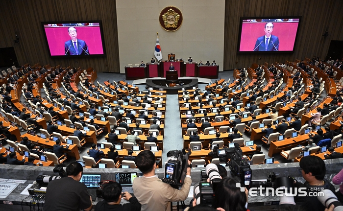 한덕수 국무총리가 4일 서울 여의도 국회에서 2025년도 정부 예산안에 대한 시정연설을 대독하고 있다. 현직 대통령이 시정연설에 불참하고 총리가 본회의장 단상에 오르는 것은 2013년 박근혜 정부부터 매년 시정연설에 나서는 관행이 정착된 이후 11년 만에 처음이다.
 이동근기자 foto@etnews.com