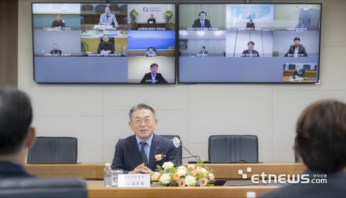 한국남부발전 제10대 김준동 신임 사장(사진)이 4일 부산국제금융센터(BIFC) 본사에서 온택트 회의 시스템으로 온라인 취임식을 갖고 공식 일정을 시작했다.