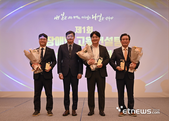 서균석 학교법인일송학원 인사국장(왼쪽 첫 번째)이 이정한 고용노동부 고용정책실장(왼쪽 두 번째) 등과 함께 수상 후 기념촬영을 하고 있다.