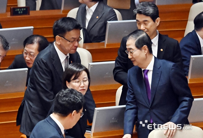 한덕수 국무총리가 4일 서울 여의도 국회에서 2025년도 정부 예산안에 대한 시정연설을 대독 후 퇴장하고 있다. 현직 대통령이 시정연설에 불참하고 총리가 본회의장 단상에 오르는 것은 2013년 박근혜 정부부터 매년 시정연설에 나서는 관행이 정착된 이후 11년 만에 처음이다.
 이동근기자 foto@etnews.com