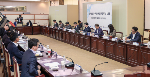 4일 서울 종로구 정부서울청사에서 금융감독원과 금융소비자학회 등 학계·유관기관·연구기관·보험회사·보험협회 등이 참석한 가운데 제4차 보험개혁회의에서 김소영 금융위원회 부위원장이 IFRS17 안착을 위한 보험건전성 감독 강화방안, 보험 부채 할인율 현실화 연착륙 방안, 주요 계리가정 가이드라인을 논의했다.(사진=금융위원회)