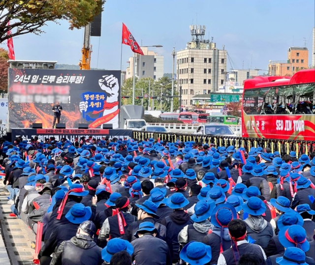 현대트랜시스 노조가 현대차그룹 서울 양재동 본사 앞에서 집회를 진행하는 모습.