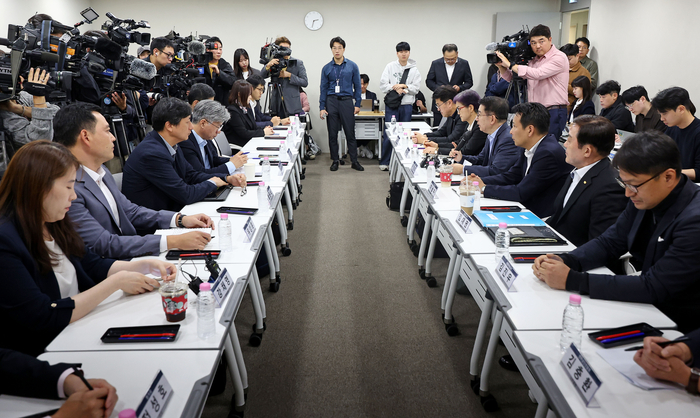 지난 4일 오후 서울 중구 대한상공회의소에서 열린 배달플랫폼-입점업체 상생협의체 제10차 회의에서 이정희 협의체 위원장이 인사말을 하고 있다. 〈자료 연합뉴스〉