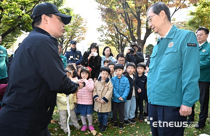 소화전 사용법 배우는 총리와 어린이들