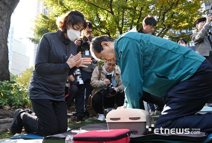 심폐소생술 배우는 한덕수 총리