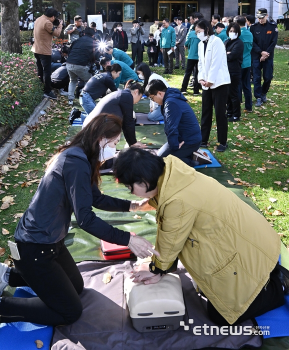 심폐소생술 배우는 공무원들