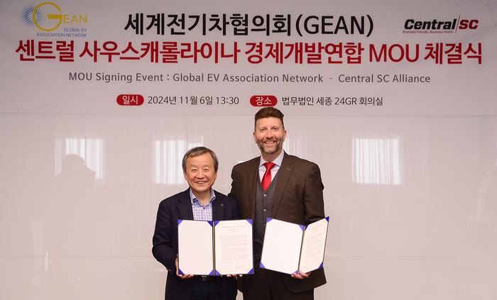 김대환 GEAN 회장(왼쪽)과 제이슨 줄리예티 센트럴SC연합 대표가 업무협약을 맺었다.