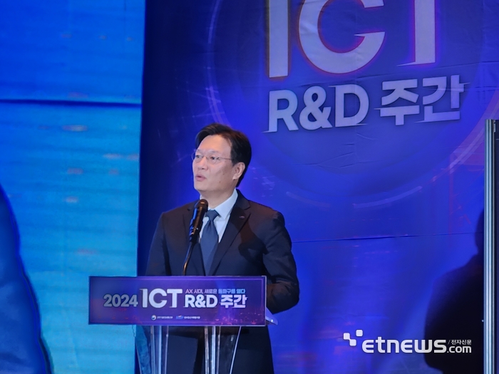 문형돈 IITP 기술혁신본부장이 6일 서울 양재동 aT센터에서 2025년 ICT R&D 투자방향에 대해 설명하고 있다.