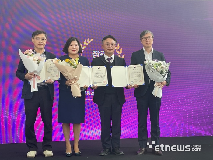 광주시는 6일 강원도 춘천송암스포츠타운에서 열린 '2024년 제2회 지역혁신대전'에서 지역중소기업 육성에 기여한 공로로 중소벤처기업부 장관 표창을 수상했다. 왼쪽 두 번째 홍양숙 광주시기업지원팀장.